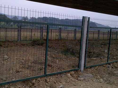 鐵路防護(hù)柵欄圖片4 鐵路防護(hù)柵欄圖片4