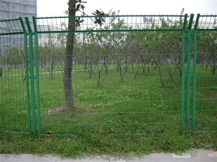 山東圈地隔離柵生產(chǎn)廠家圖片4