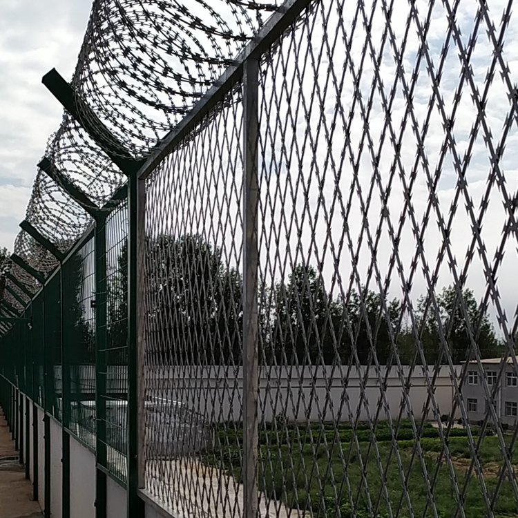 刀片刺繩護(hù)欄網(wǎng)圖片4 刀片刺繩護(hù)欄網(wǎng)圖片4