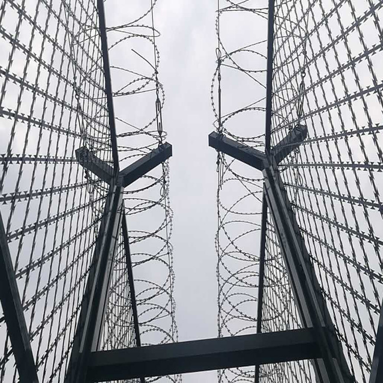 廣東監獄墻上防攀爬鋼網墻