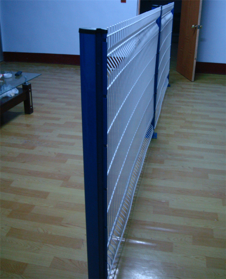 新疆工業園隔離鐵絲圍欄網圖片4