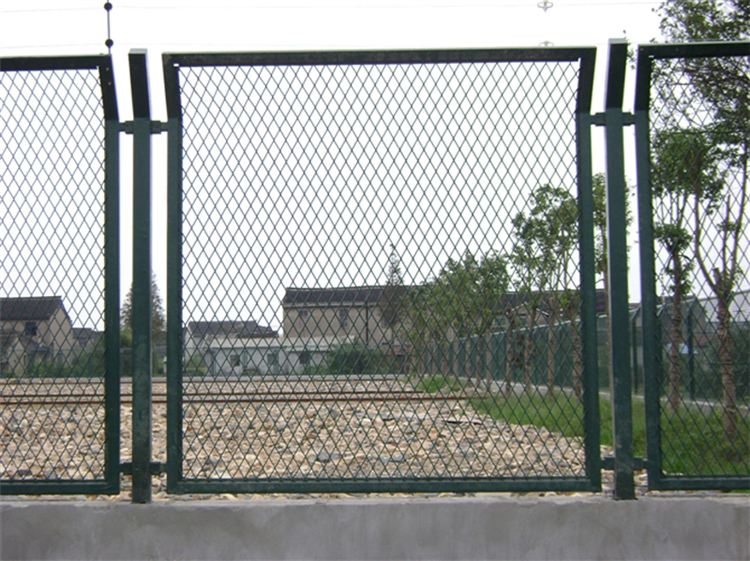 廣東保稅區(qū)鋼絲隔離網(wǎng)墻圖片3 廣東保稅區(qū)鋼絲隔離網(wǎng)墻圖片3