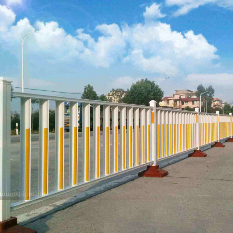 山東鋅鋼道路防護(hù)欄圖片2