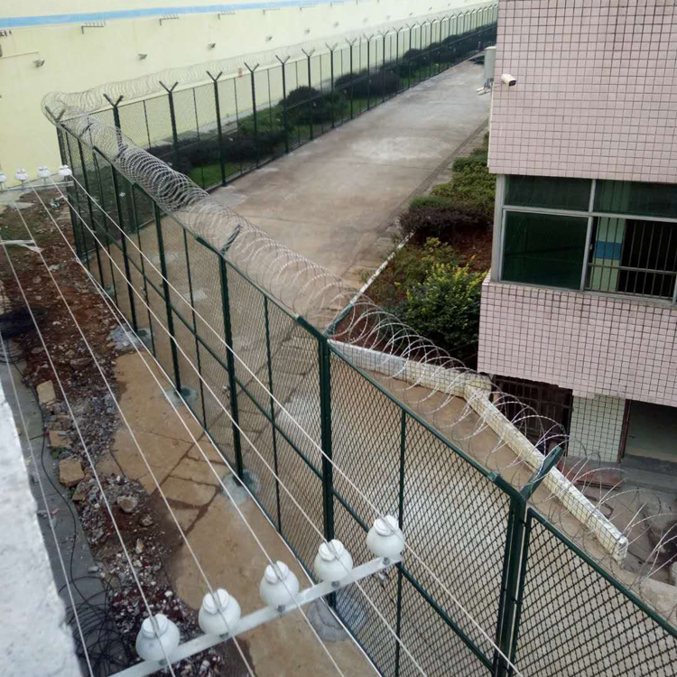 廣東監(jiān)獄外側(cè)金屬隔離網(wǎng)圖片2