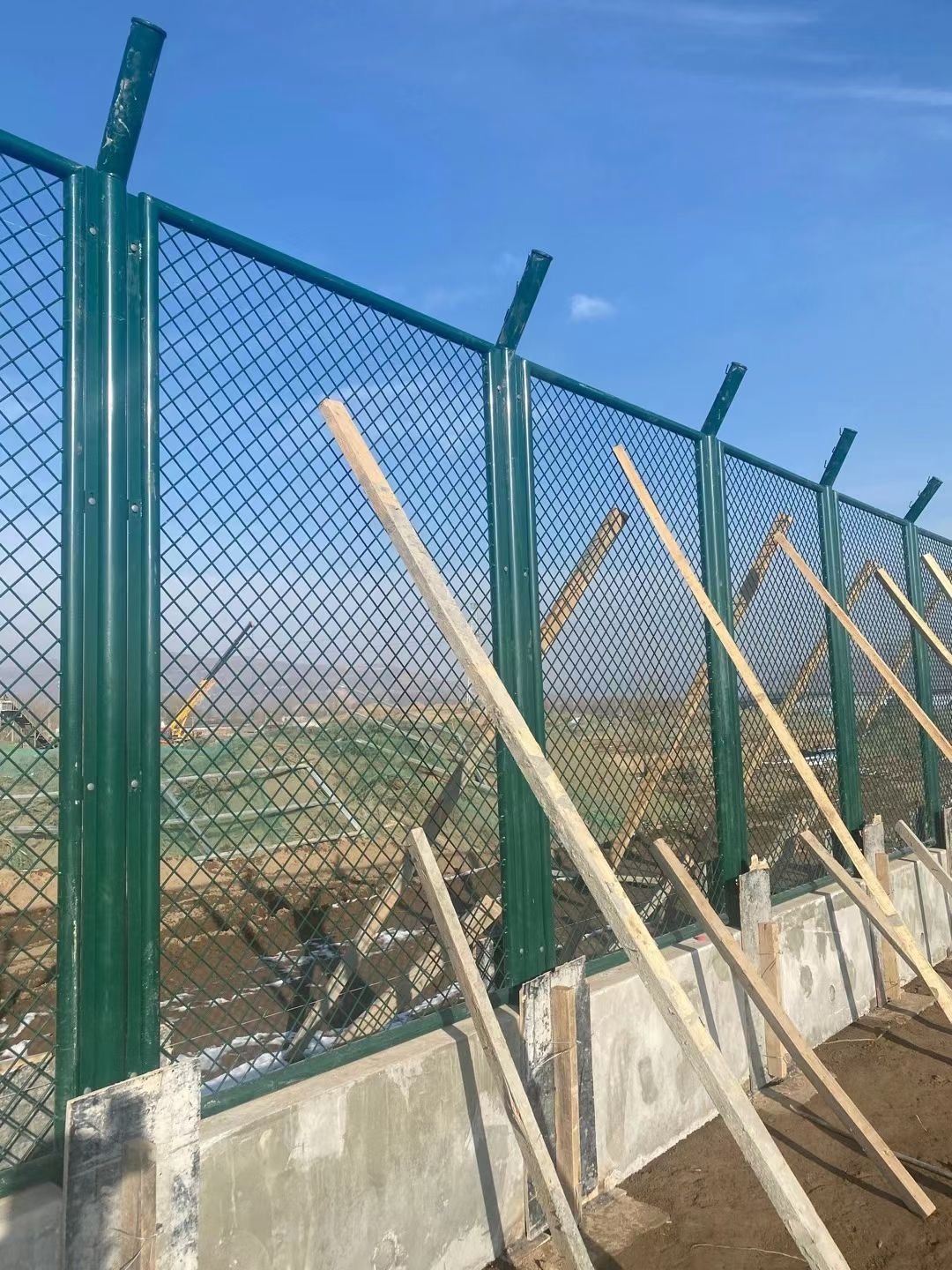 保稅區(qū)鐵絲網(wǎng)圍欄圖片4 保稅區(qū)鐵絲網(wǎng)圍欄圖片4