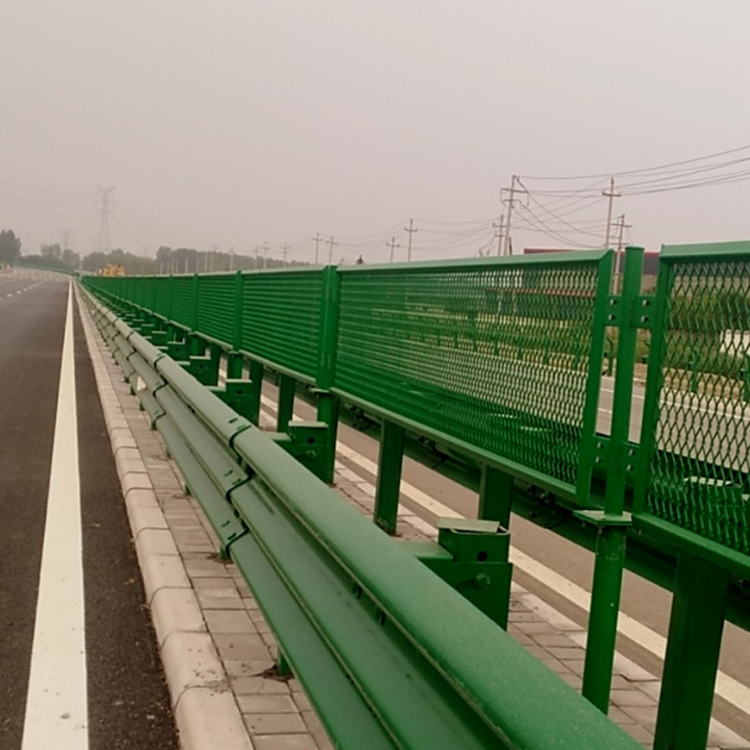 四川高速公路菱形網孔防眩網安裝圖片3 四川高速公路菱形網孔防眩網安裝圖片3