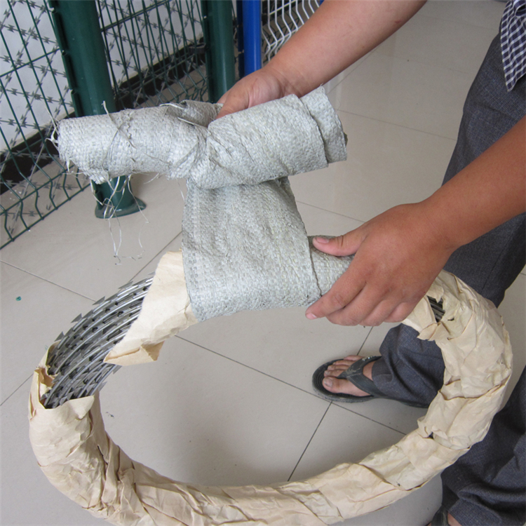 熱鍍鋅刺絲滾籠生產(chǎn)加工圖片4 熱鍍鋅刺絲滾籠生產(chǎn)加工圖片4