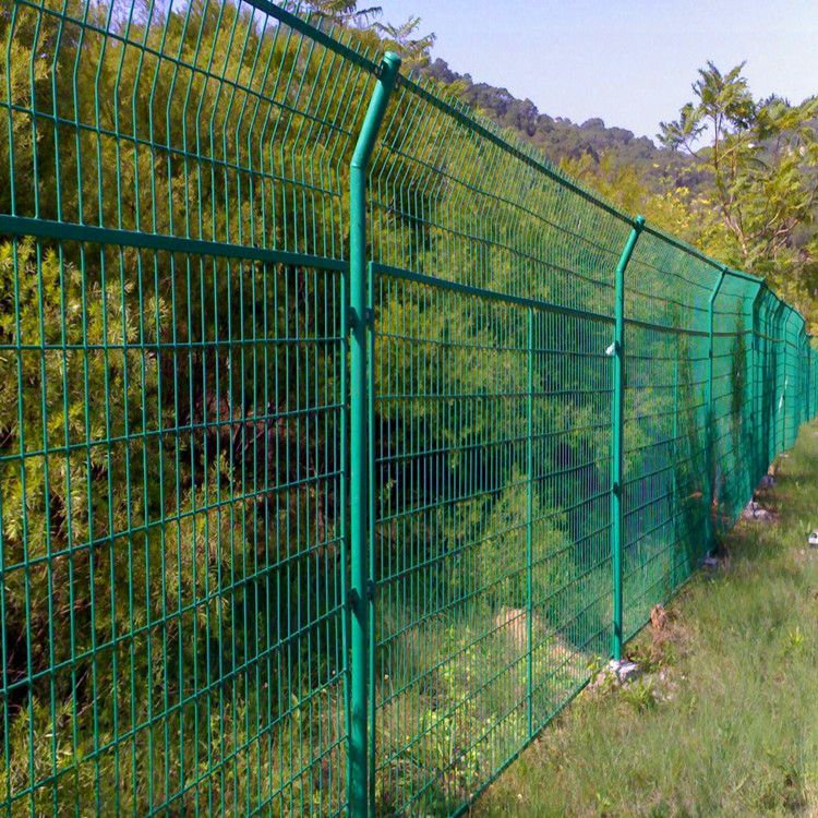 圈地圈山、防山護林的金屬隔離網
