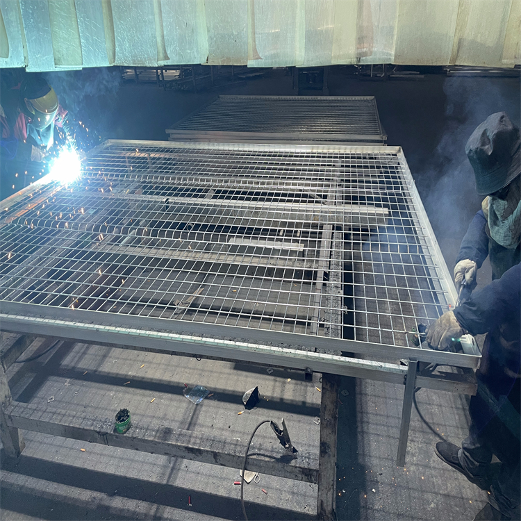 機場隔離網圍欄現場施工