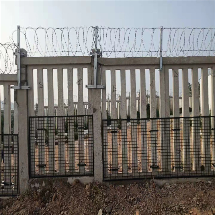 貴州鐵路防護隔離設(shè)施中的鐵路加高網(wǎng)片圖片4 貴州鐵路防護隔離設(shè)施中的鐵路加高網(wǎng)片圖片4