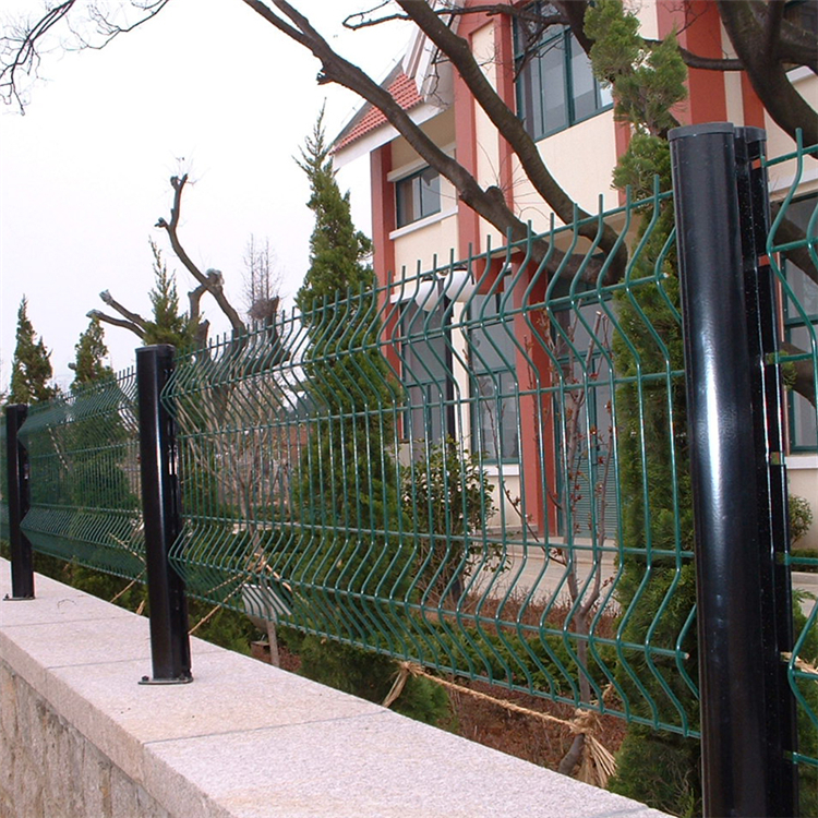 四川桃型柱隔離網安裝快速便捷圖片2