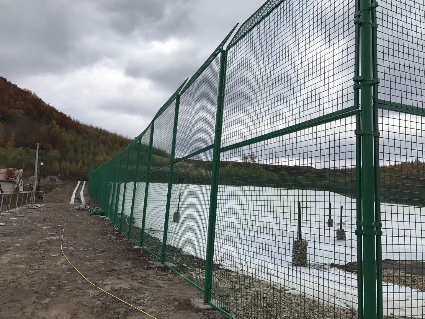 安徽垃圾場防飛散金屬隔離網