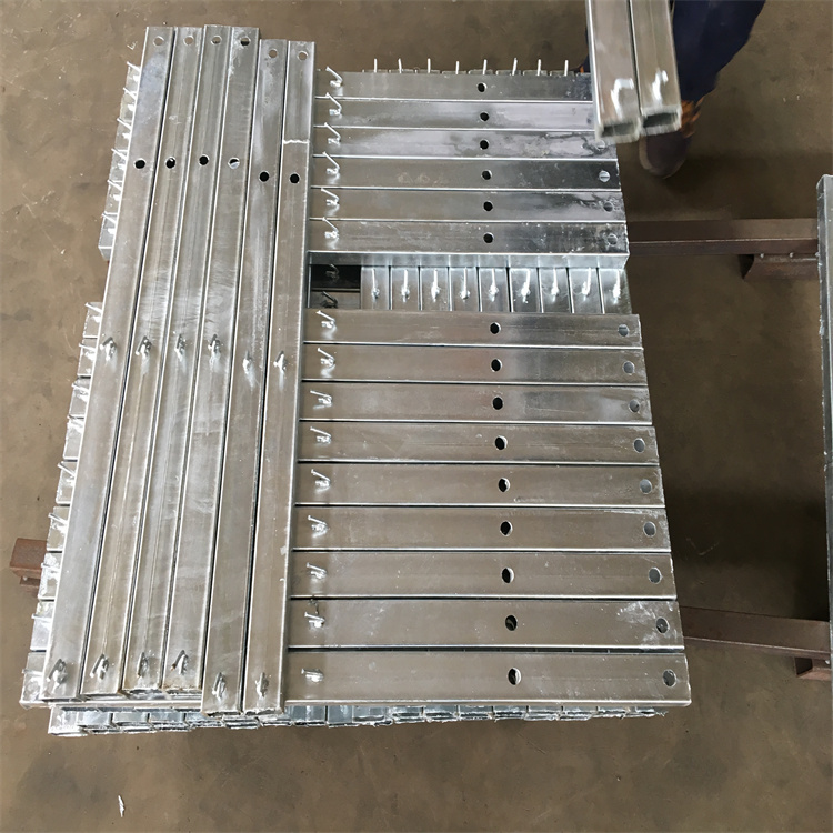 安徽鐵路支架刀刺網熱鍍鋅處理圖片2 安徽鐵路支架刀刺網熱鍍鋅處理圖片2