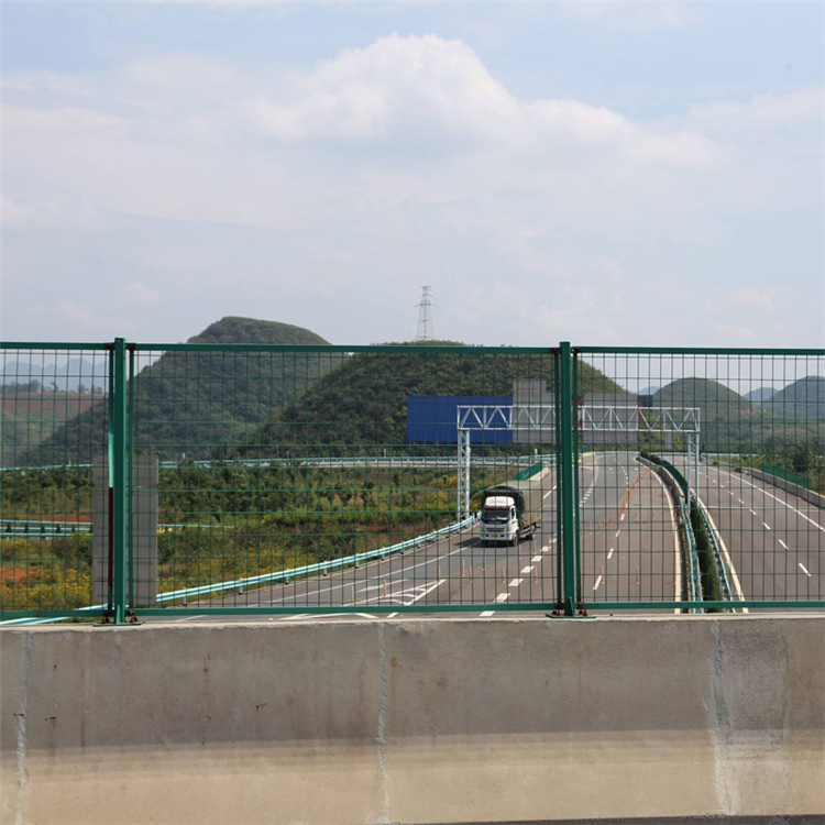 高速兩側路基金屬隔離網圖片3 高速兩側路基金屬隔離網圖片3