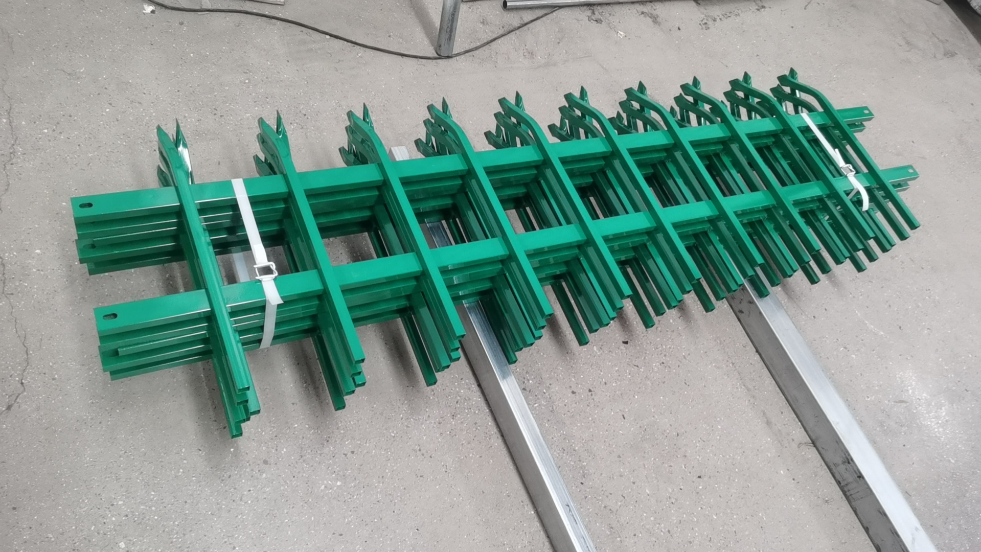 貴州市政綠化護欄網即鋅鋼道路護欄圖片6 貴州市政綠化護欄網即鋅鋼道路護欄圖片6