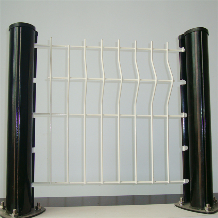 安徽桃型柱三角折彎隔離網的生產工藝圖片2