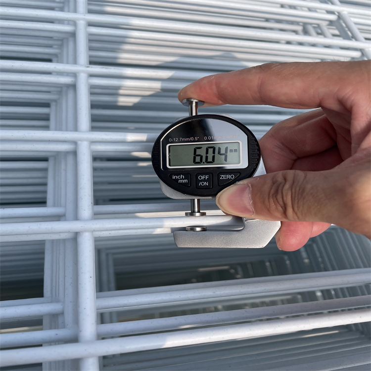 安徽桃型柱三角折彎隔離網的生產工藝圖片6 安徽桃型柱三角折彎隔離網的生產工藝圖片6