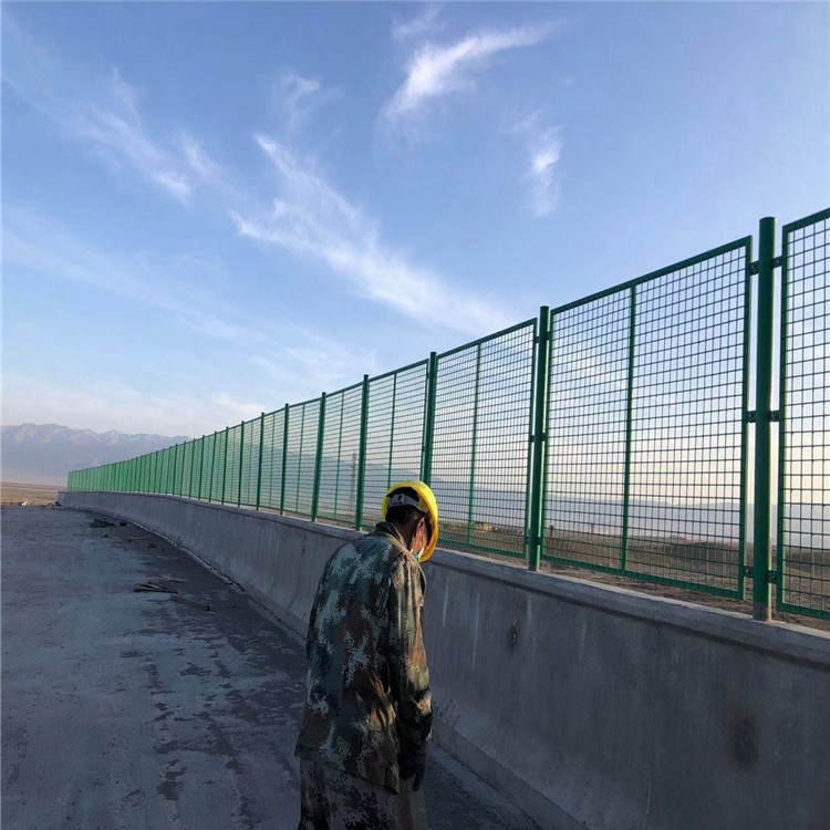 橋梁金屬防拋網(wǎng)護欄制造商