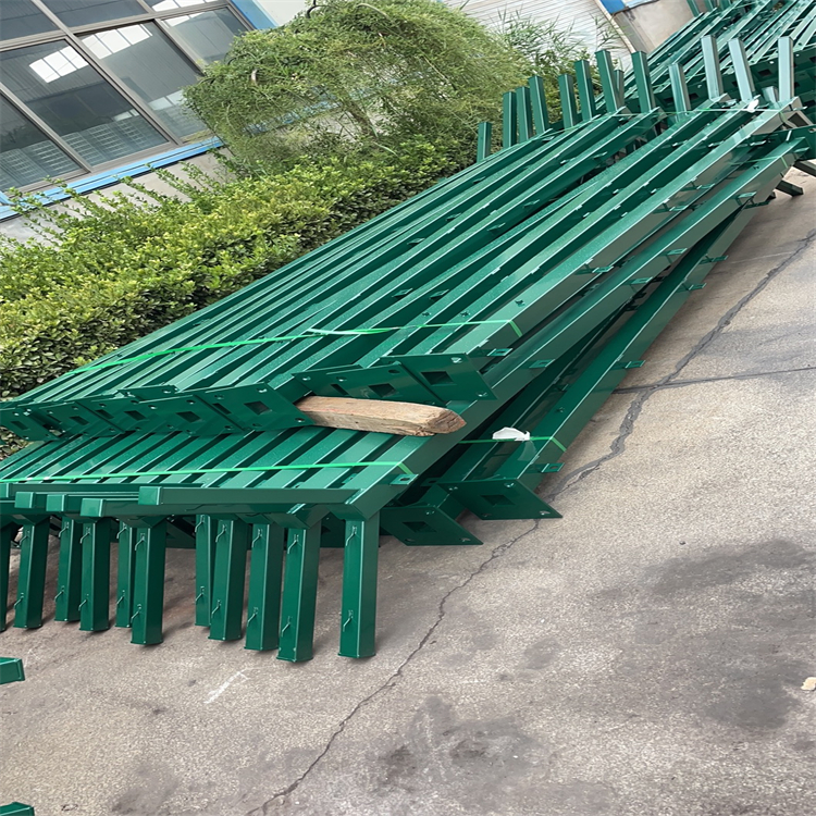 監獄鋼板菱形網孔鋼網墻圖片4 監獄鋼板菱形網孔鋼網墻圖片4