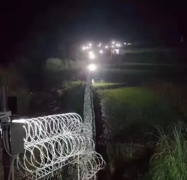 廣東邊境刀片滾籠阻隔網(wǎng)圖片3 廣東邊境刀片滾籠阻隔網(wǎng)圖片3