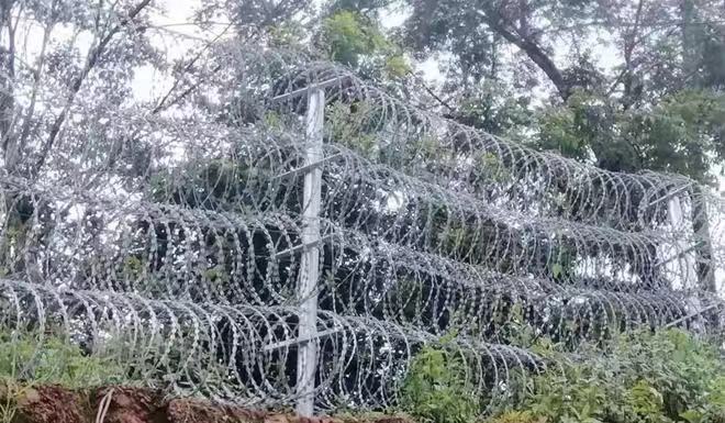 廣東邊境刀片滾籠阻隔網(wǎng)圖片4 廣東邊境刀片滾籠阻隔網(wǎng)圖片4