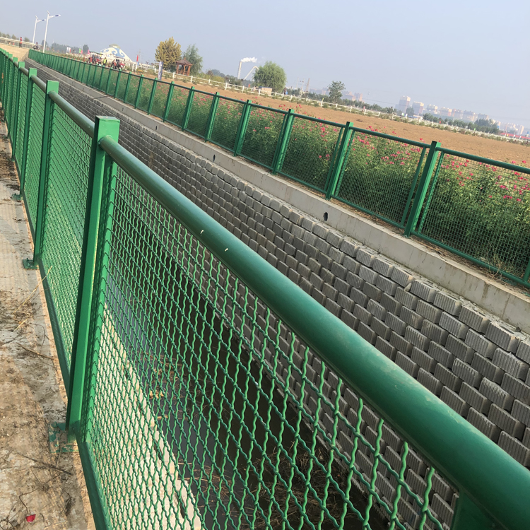 水庫干渠兩側封閉式鐵絲網護欄圖片1 水庫干渠兩側封閉式鐵絲網護欄圖片1